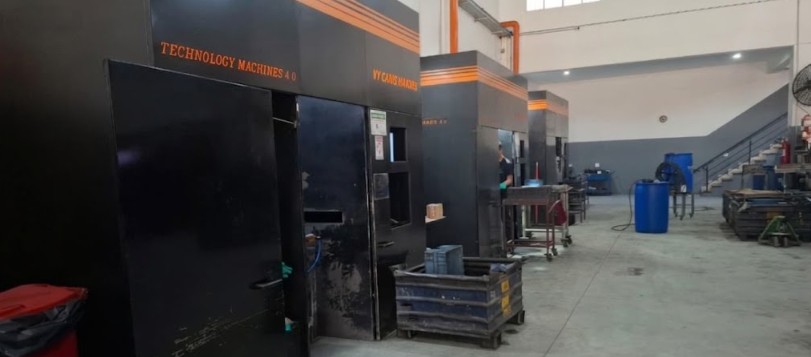 Centro de usinagem CNC operando na fixação e fresamento de componentes industriais