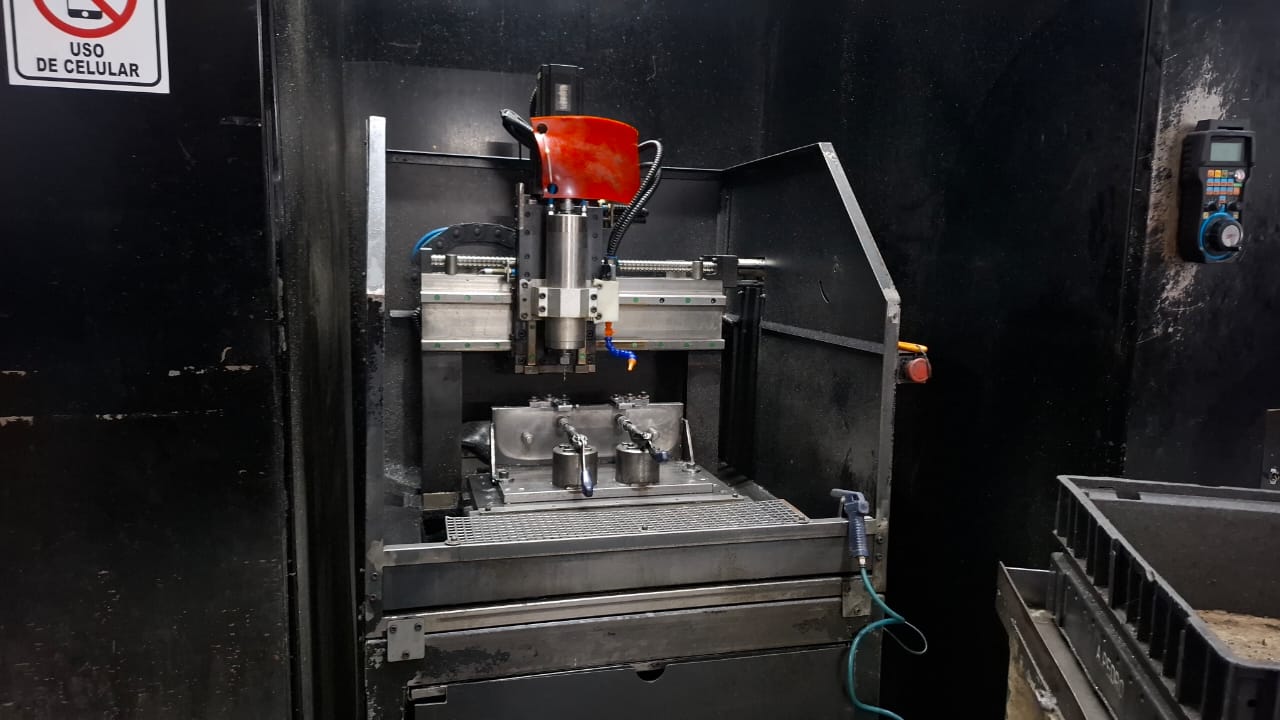 Centro de usinagem CNC operando na fixação e fresamento de componentes industriais