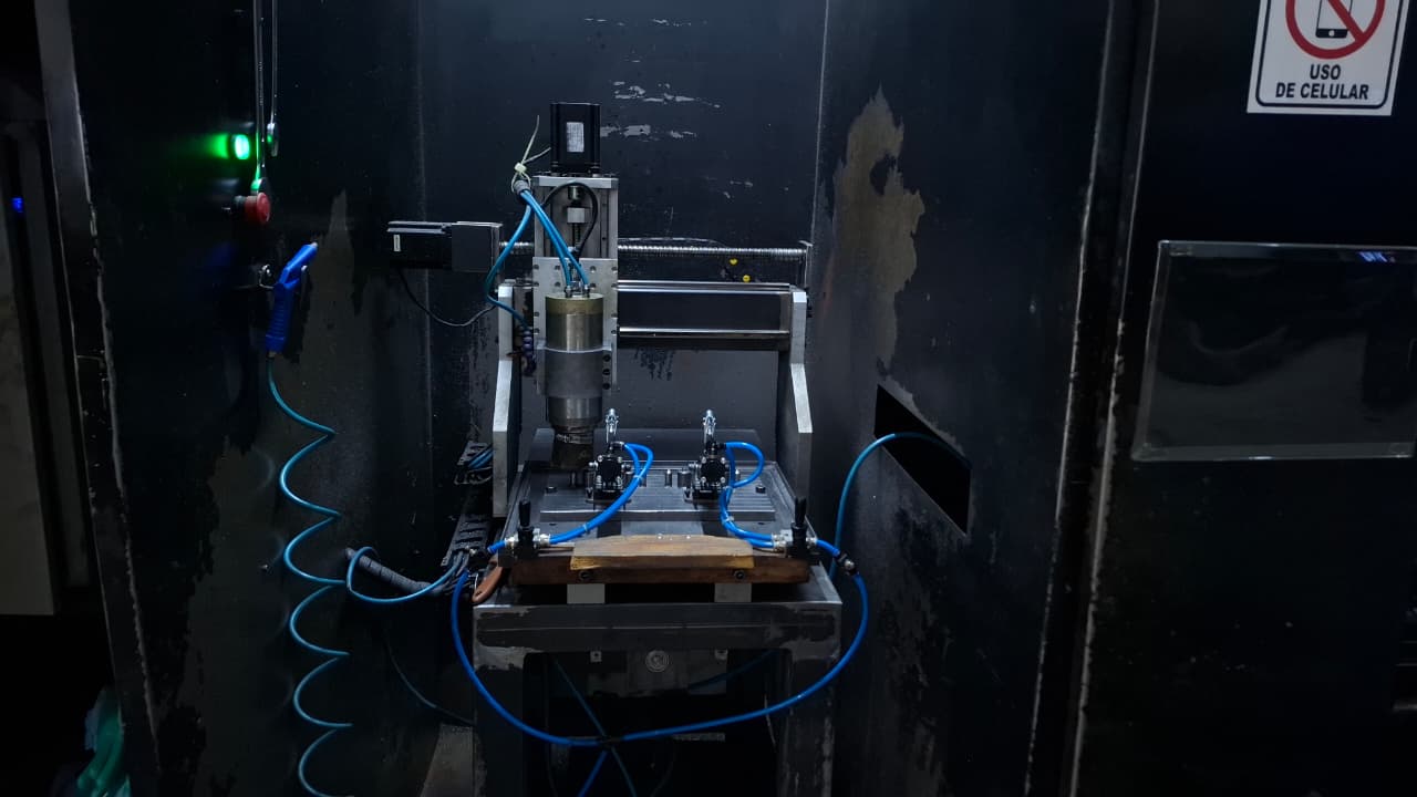 Centro de usinagem CNC operando na fixação e fresamento de componentes industriais
