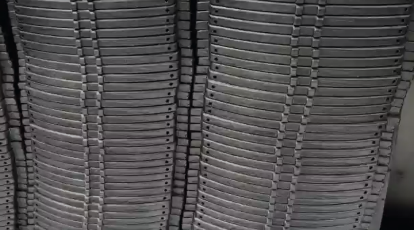 Uma fresa de topo de metal duro de alta precisão, montada em um porta-ferramentas cônico, pronta para uso em uma máquina de usinagem CNC. A ferramenta metálica brilha sob luz de estúdio em um ambiente de oficina limpo