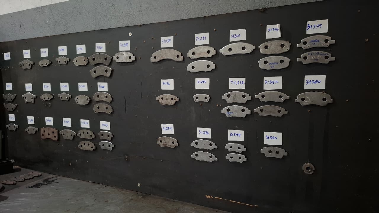 Bloco estrutural metálico usinado em fresadora CNC com furação e gravação a laser