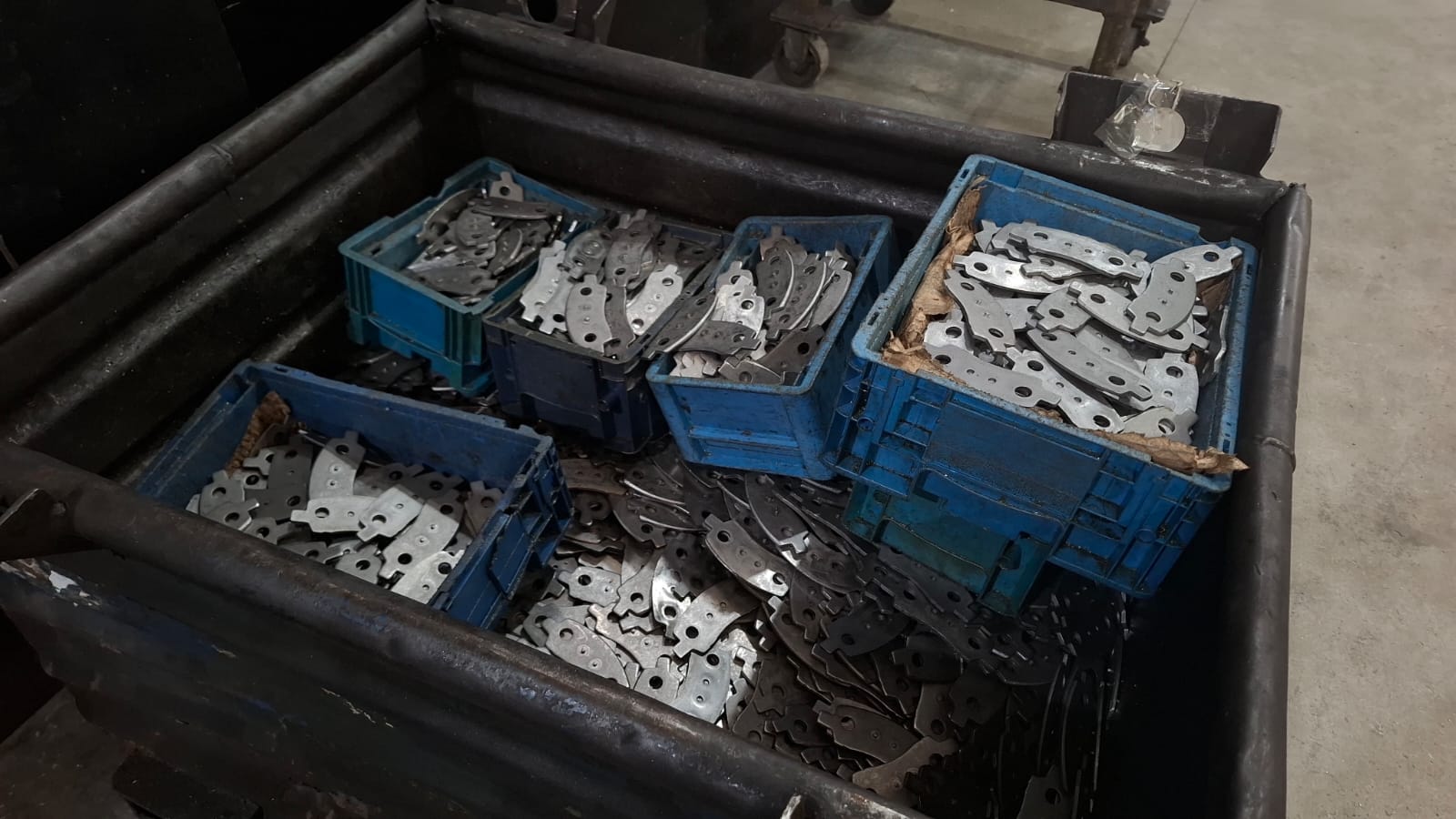 Bloco estrutural metálico usinado em fresadora CNC com furação e gravação a laser