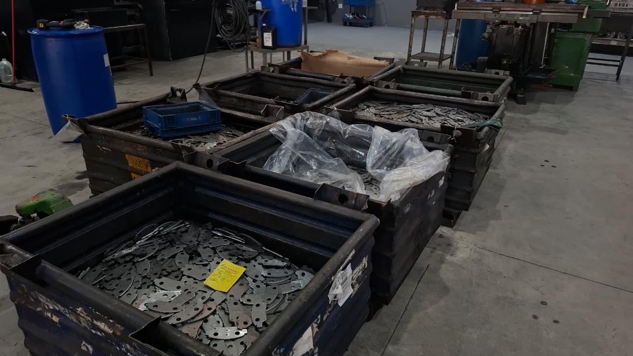 Gestão de lotes em caixas industriais com milhares de peças usinadas prontas para expedição